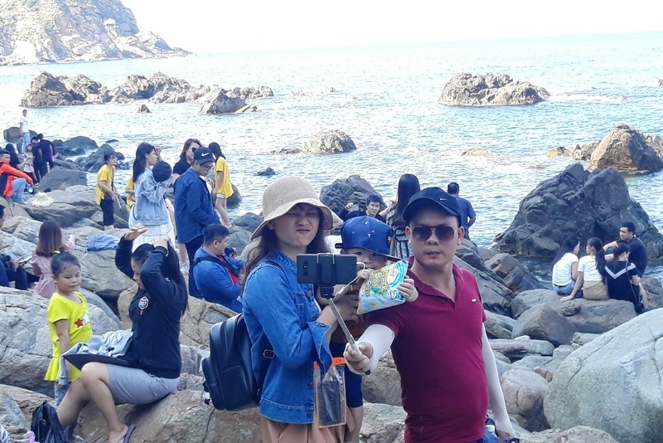 Làng chài căng mình đón khách: “Khách đông nhưng không chặt chém” - 2