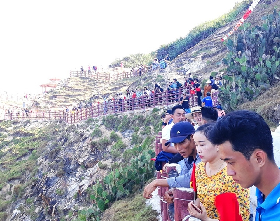 Làng chài căng mình đón khách: “Khách đông nhưng không chặt chém” - 1