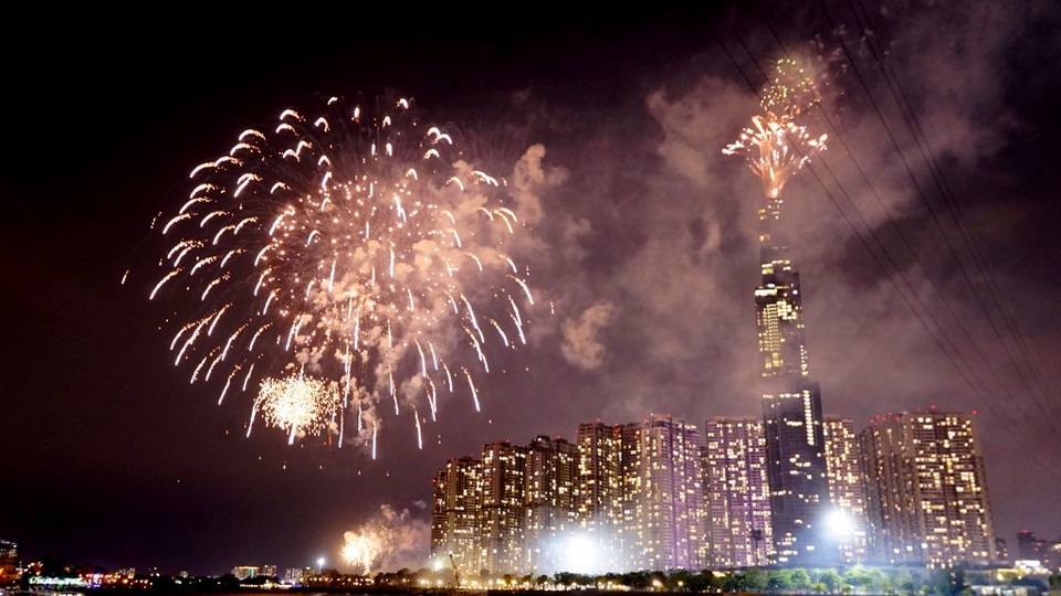Pháo hoa lung linh trên bầu trời TPHCM đêm 30/4 - 8 Pháo hoa lung linh trên bầu trời TPHCM đêm 30/4 - 8