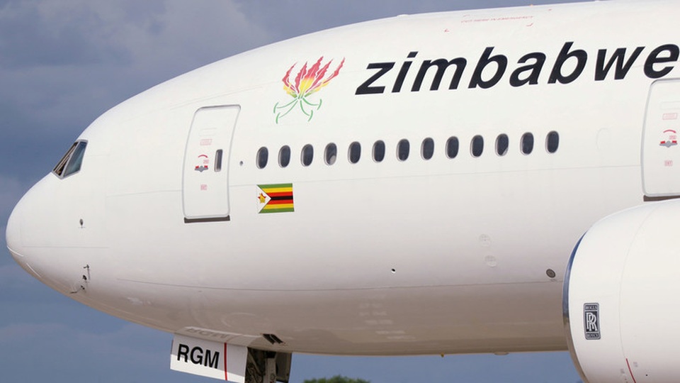 Khoảnh khắc động cơ máy bay Boeing 767 cháy tóe lửa trên bầu trời Nam Phi - 1 Khoảnh khắc động cơ máy bay Boeing 767 cháy tóe lửa trên bầu trời Nam Phi - 1