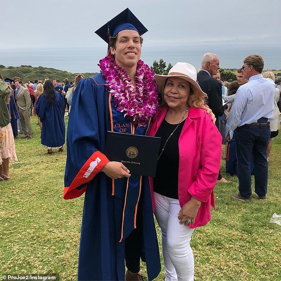 Tài tử “Kẻ hủy diệt” dự lễ tốt nghiệp của con riêng - 2 Tài tử “Kẻ hủy diệt” dự lễ tốt nghiệp của con riêng - 2