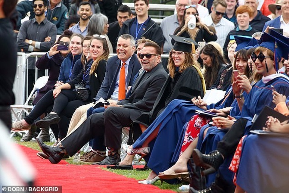 Tài tử “Kẻ hủy diệt” dự lễ tốt nghiệp của con riêng - 4 Tài tử “Kẻ hủy diệt” dự lễ tốt nghiệp của con riêng - 4