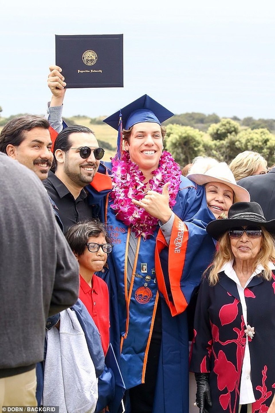 Tài tử “Kẻ hủy diệt” dự lễ tốt nghiệp của con riêng - 5 Tài tử “Kẻ hủy diệt” dự lễ tốt nghiệp của con riêng - 5