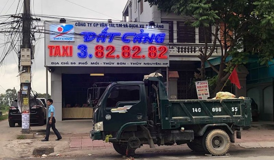 Thuê côn đồ chở cả xe tải đầy phân gà bịt cửa doanh nghiệp đối thủ ngày khai trương - 2 Thuê côn đồ chở cả xe tải đầy phân gà bịt cửa doanh nghiệp đối thủ ngày khai trương - 2