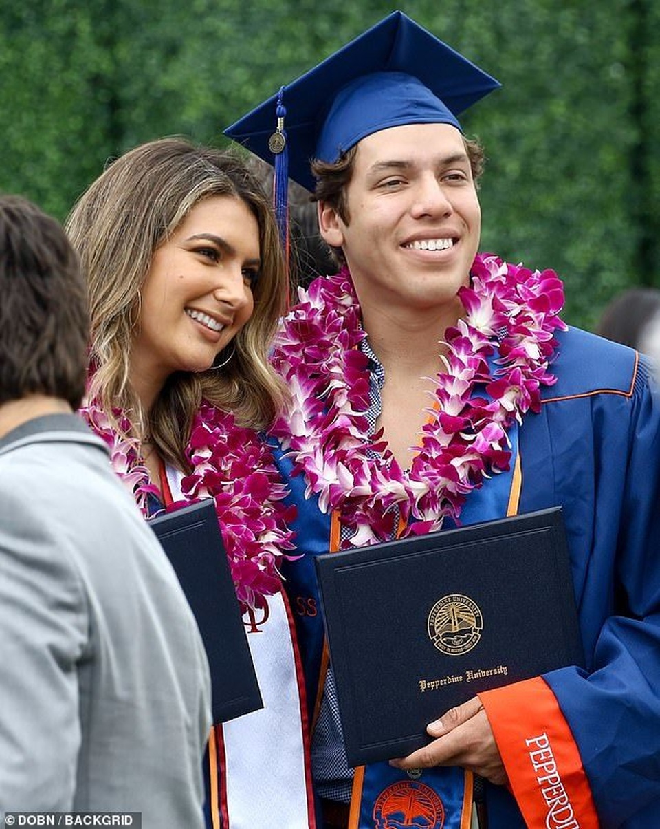 Tài tử “Kẻ hủy diệt” dự lễ tốt nghiệp của con riêng - 6 Tài tử “Kẻ hủy diệt” dự lễ tốt nghiệp của con riêng - 6