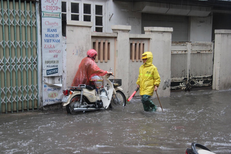 Hà Nội: Mưa lớn, nhiều tuyến phố ngập sâu trong nước - 6 Hà Nội: Mưa lớn, nhiều tuyến phố ngập sâu trong nước - 6