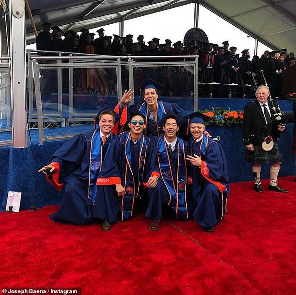 Tài tử “Kẻ hủy diệt” dự lễ tốt nghiệp của con riêng - 7 Tài tử “Kẻ hủy diệt” dự lễ tốt nghiệp của con riêng - 7