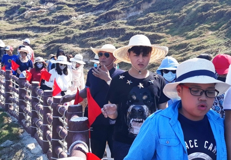 Làng chài căng mình đón khách: “Khách đông nhưng không chặt chém” - 3