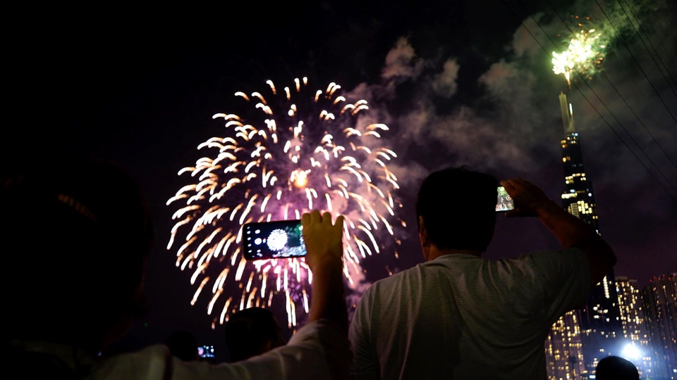 Pháo hoa lung linh trên bầu trời TPHCM đêm 30/4 - 13 Pháo hoa lung linh trên bầu trời TPHCM đêm 30/4 - 13
