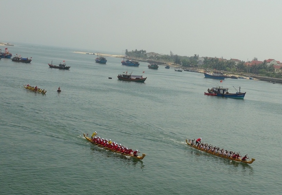 Rộn ràng Lễ hội Đua thuyền truyền thống trên sông Nhật Lệ - 1