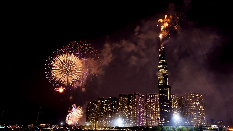 Pháo hoa lung linh trên bầu trời TPHCM đêm 30/4 - 10 Pháo hoa lung linh trên bầu trời TPHCM đêm 30/4 - 10