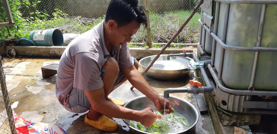 Rơi nước mắt cảnh “gà trống” tật nguyền nuôi con bệnh tật - 1 Rơi nước mắt cảnh “gà trống” tật nguyền nuôi con bệnh tật - 1