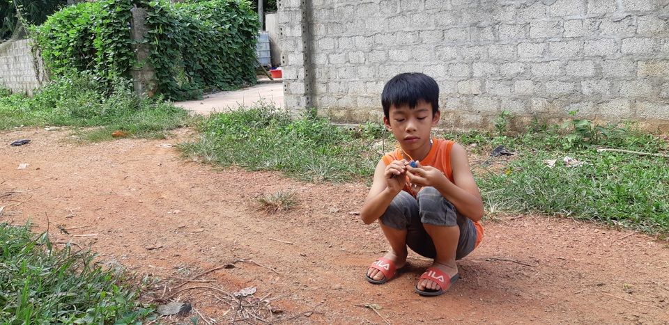 Rơi nước mắt cảnh “gà trống” tật nguyền nuôi con bệnh tật - 2 Rơi nước mắt cảnh “gà trống” tật nguyền nuôi con bệnh tật - 2