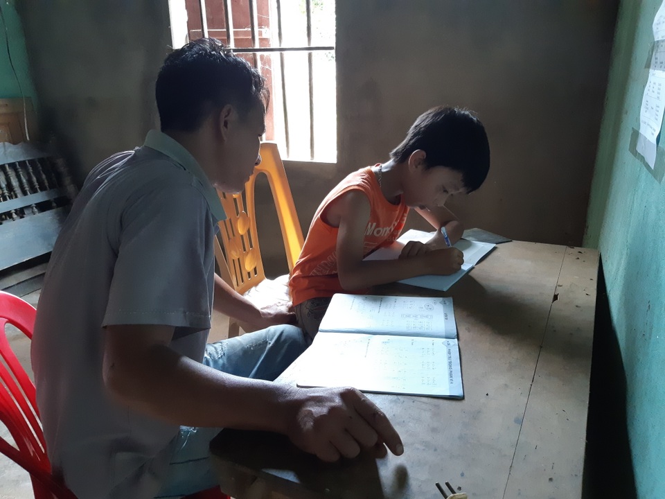 Rơi nước mắt cảnh “gà trống” tật nguyền nuôi con bệnh tật - 12 Rơi nước mắt cảnh “gà trống” tật nguyền nuôi con bệnh tật - 12