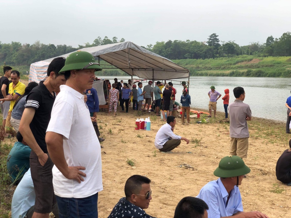 Đã tìm thấy thi thể 3 học sinh vụ đuối nước trên sông Hiếu - 5 Đã tìm thấy thi thể 3 học sinh vụ đuối nước trên sông Hiếu - 5