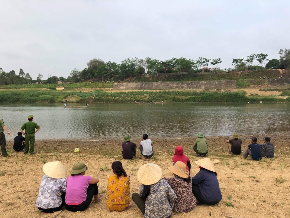 Đã tìm thấy thi thể 3 học sinh vụ đuối nước trên sông Hiếu - 2 Đã tìm thấy thi thể 3 học sinh vụ đuối nước trên sông Hiếu - 2