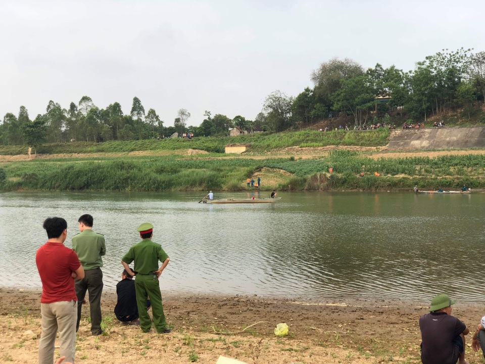 Đã tìm thấy thi thể 3 học sinh vụ đuối nước trên sông Hiếu - 1 Đã tìm thấy thi thể 3 học sinh vụ đuối nước trên sông Hiếu - 1
