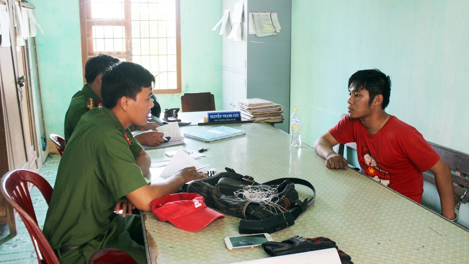 Khởi tố vụ án dùng súng điện cướp tiệm vàng - 1 Khởi tố vụ án dùng súng điện cướp tiệm vàng - 1