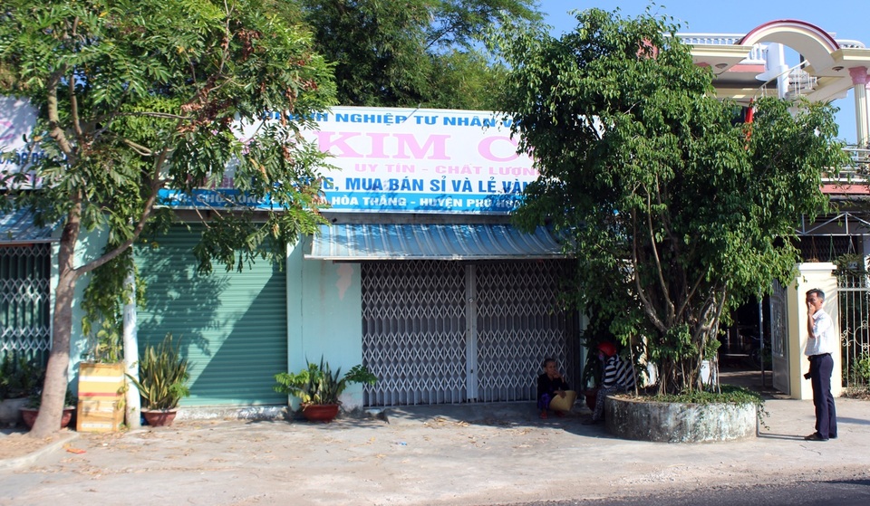  Tạm giữ đối tượng nghi dùng súng điện để cướp tiệm vàng - 4