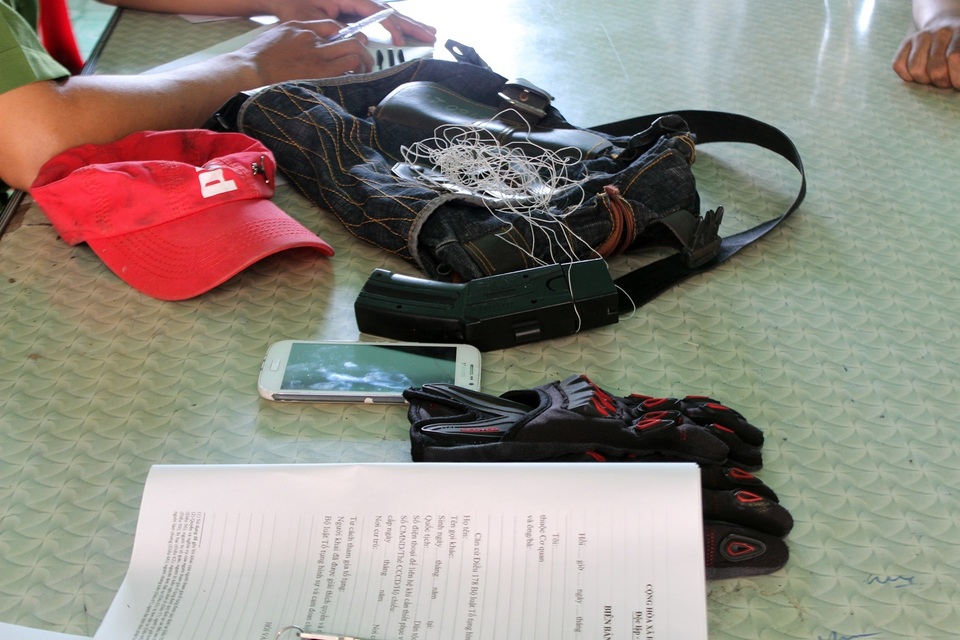 Khởi tố vụ án dùng súng điện cướp tiệm vàng - 2 Khởi tố vụ án dùng súng điện cướp tiệm vàng - 2