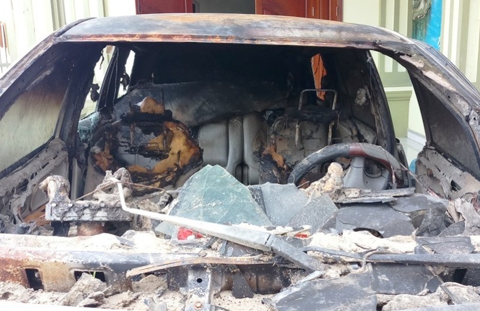 Nghi can phóng hỏa đốt xe ô tô 7 chỗ ra đầu thú - 2