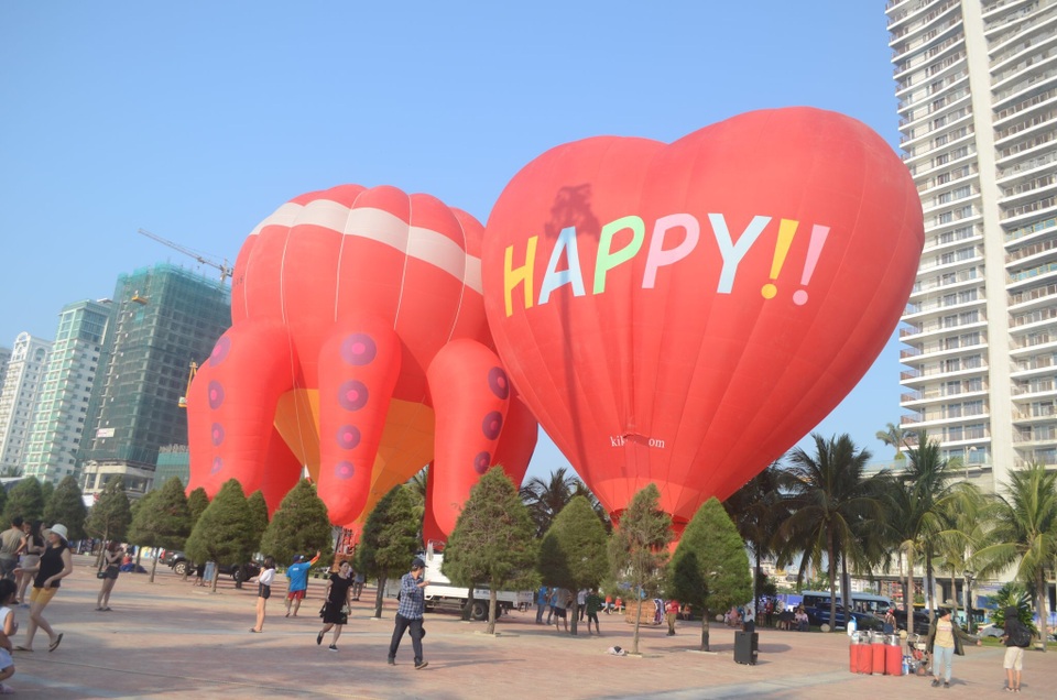 Biển Đà Nẵng rực rỡ sắc màu khinh khí cầu - 3 Biển Đà Nẵng rực rỡ sắc màu khinh khí cầu - 3