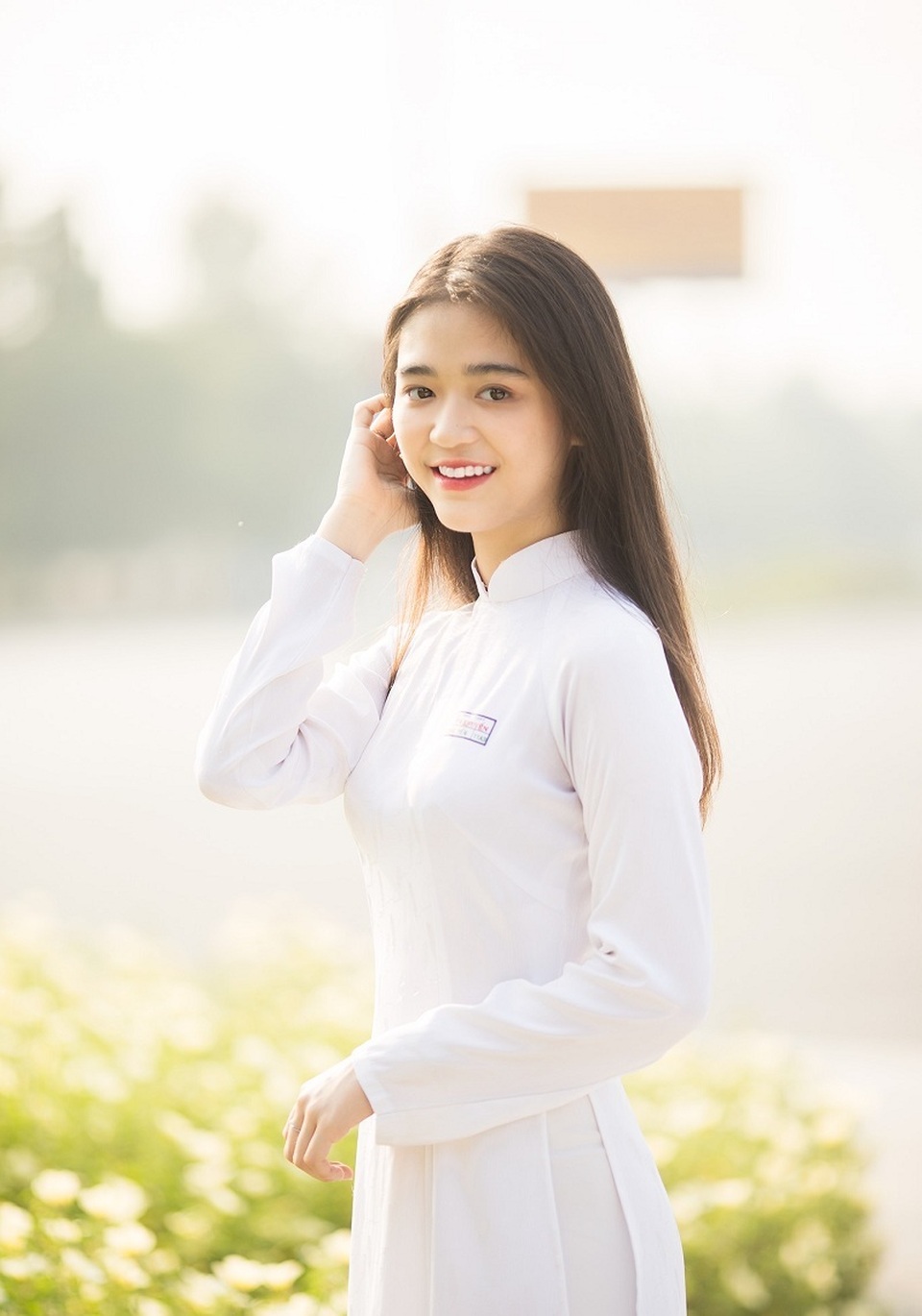 “Hot girl che nắng” đẹp tinh khôi trong tà áo dài trắng - 1 “Hot girl che nắng” đẹp tinh khôi trong tà áo dài trắng - 1
