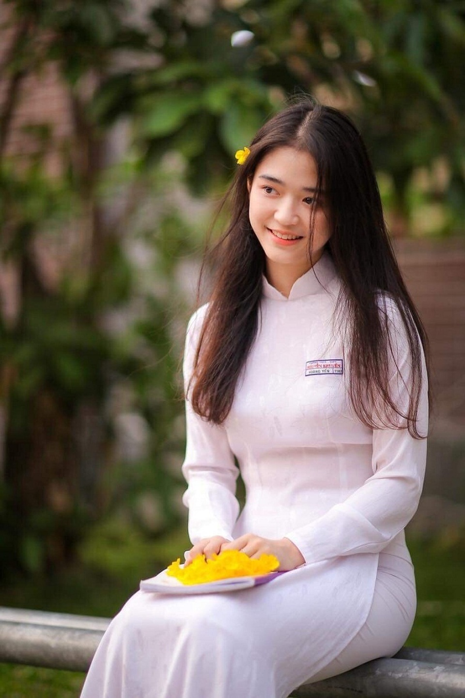 “Hot girl che nắng” đẹp tinh khôi trong tà áo dài trắng - 3 “Hot girl che nắng” đẹp tinh khôi trong tà áo dài trắng - 3