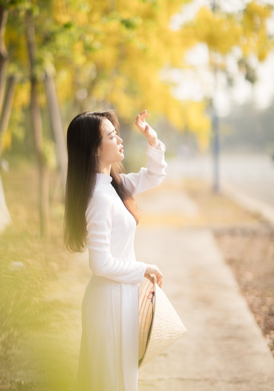 “Hot girl che nắng” đẹp tinh khôi trong tà áo dài trắng - 4 “Hot girl che nắng” đẹp tinh khôi trong tà áo dài trắng - 4
