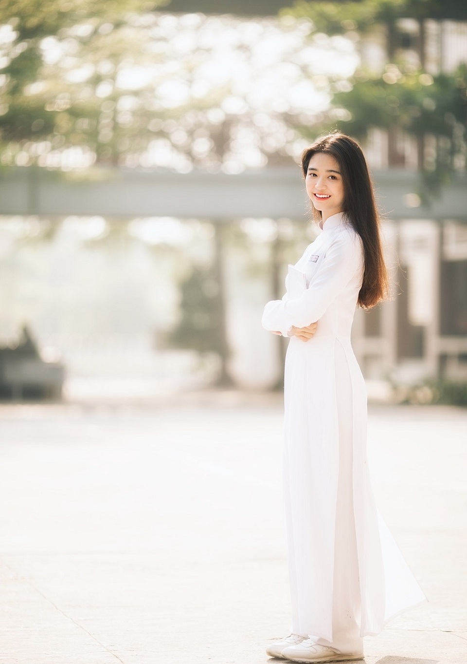 “Hot girl che nắng” đẹp tinh khôi trong tà áo dài trắng - 5 “Hot girl che nắng” đẹp tinh khôi trong tà áo dài trắng - 5