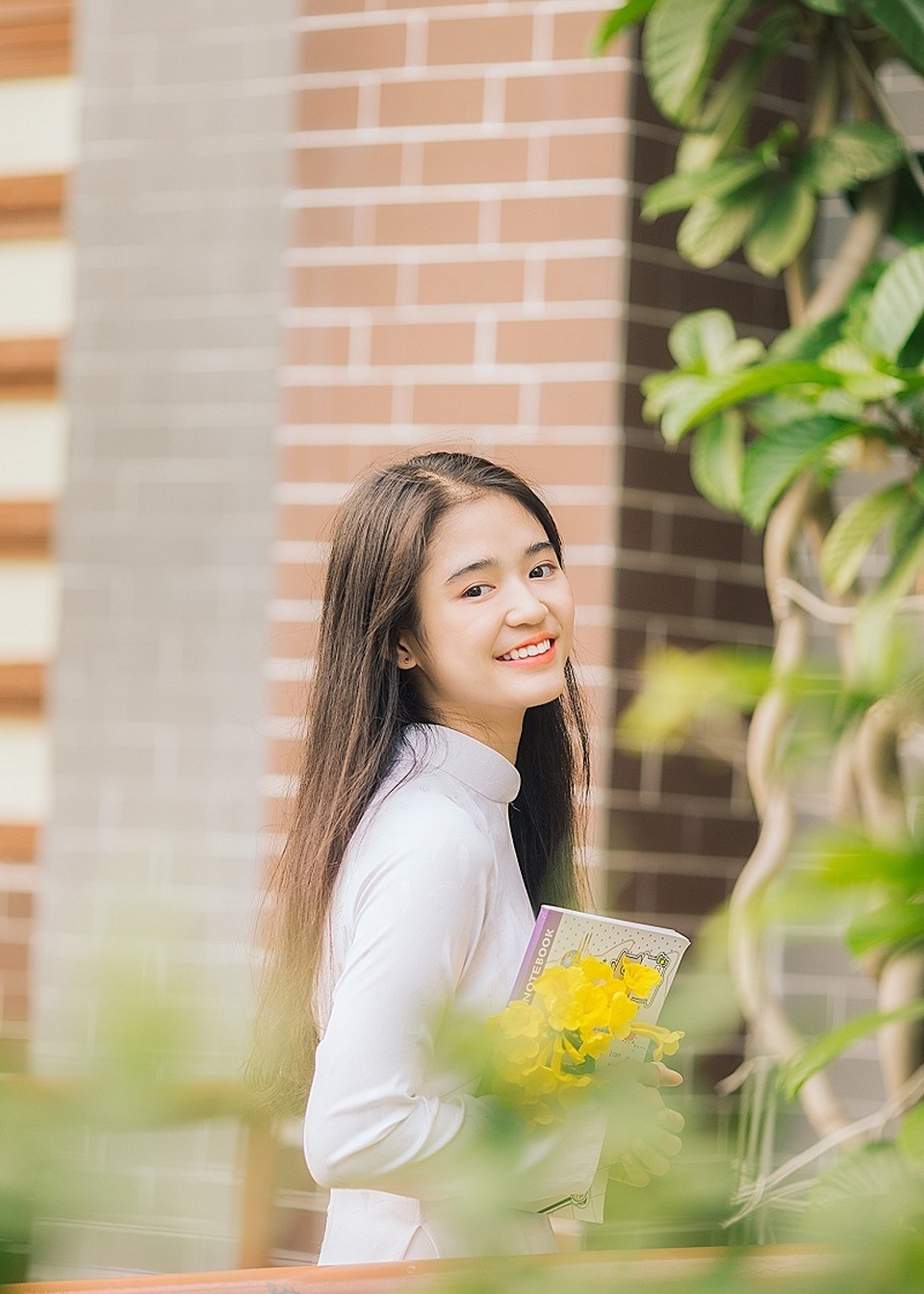 “Hot girl che nắng” đẹp tinh khôi trong tà áo dài trắng - 6 “Hot girl che nắng” đẹp tinh khôi trong tà áo dài trắng - 6