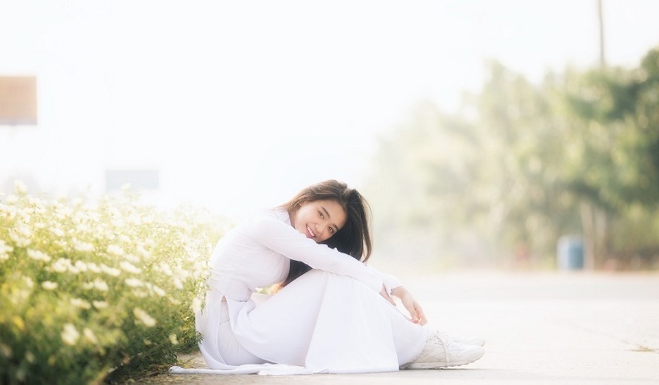 “Hot girl che nắng” đẹp tinh khôi trong tà áo dài trắng - 7 “Hot girl che nắng” đẹp tinh khôi trong tà áo dài trắng - 7
