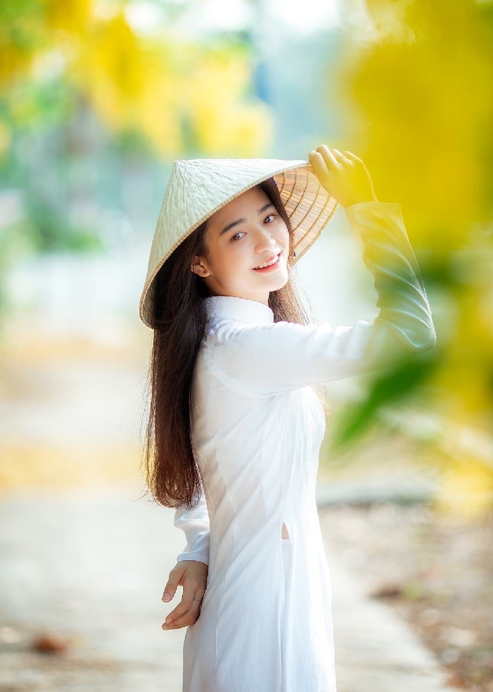 “Hot girl che nắng” đẹp tinh khôi trong tà áo dài trắng - 8 “Hot girl che nắng” đẹp tinh khôi trong tà áo dài trắng - 8