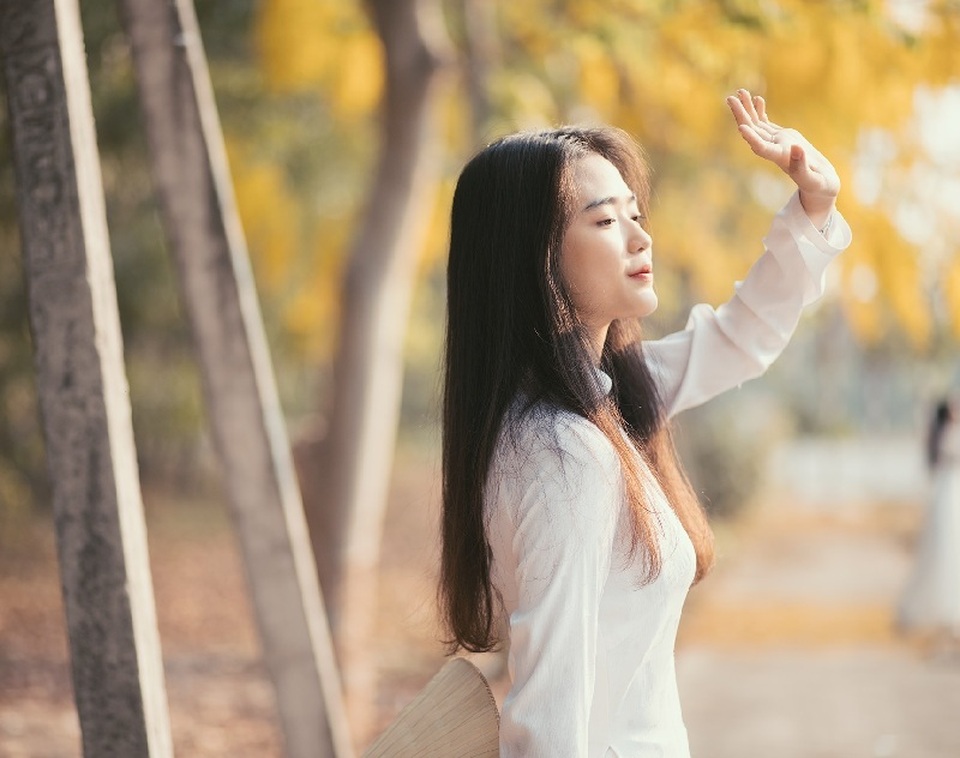 “Hot girl che nắng” đẹp tinh khôi trong tà áo dài trắng - 9 “Hot girl che nắng” đẹp tinh khôi trong tà áo dài trắng - 9