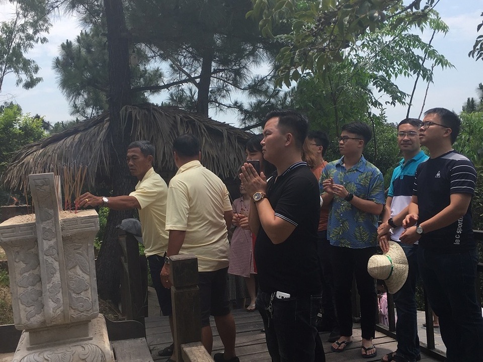 Hàng chục ngàn lượt người viếng mộ Đại tướng Võ Nguyên Giáp dịp 30/4 - 3 Hàng chục ngàn lượt người viếng mộ Đại tướng Võ Nguyên Giáp dịp 30/4 - 3