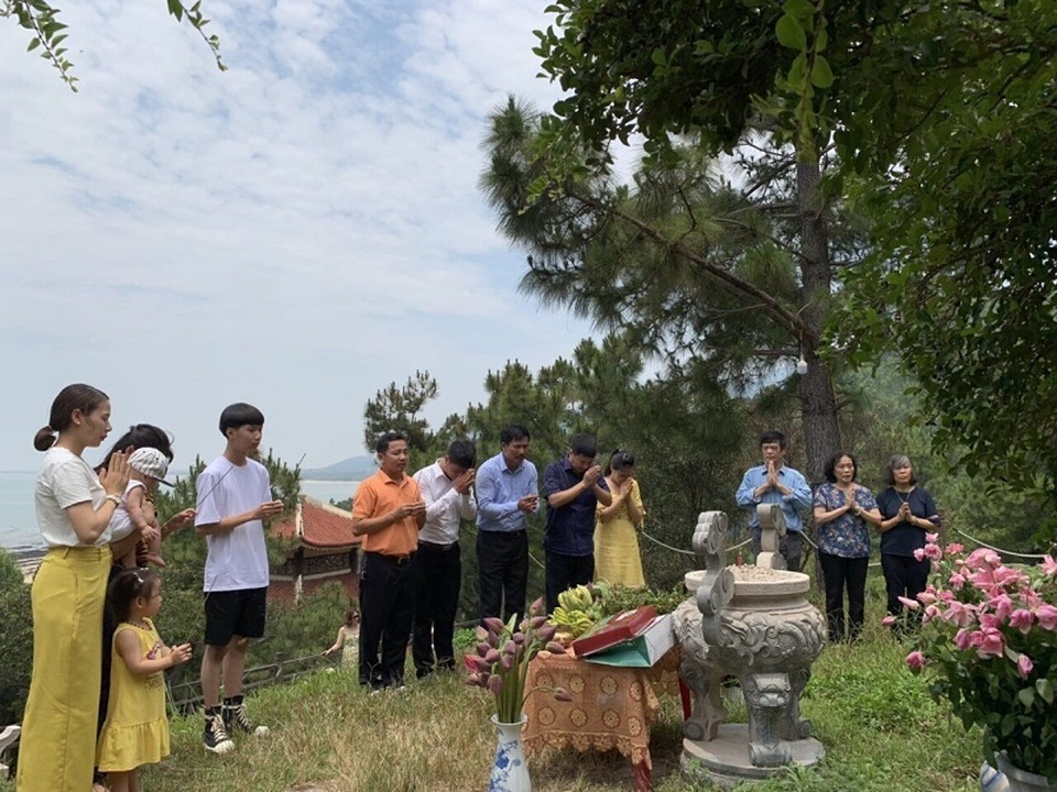 Hàng chục ngàn lượt người viếng mộ Đại tướng Võ Nguyên Giáp dịp 30/4 - 4 Hàng chục ngàn lượt người viếng mộ Đại tướng Võ Nguyên Giáp dịp 30/4 - 4