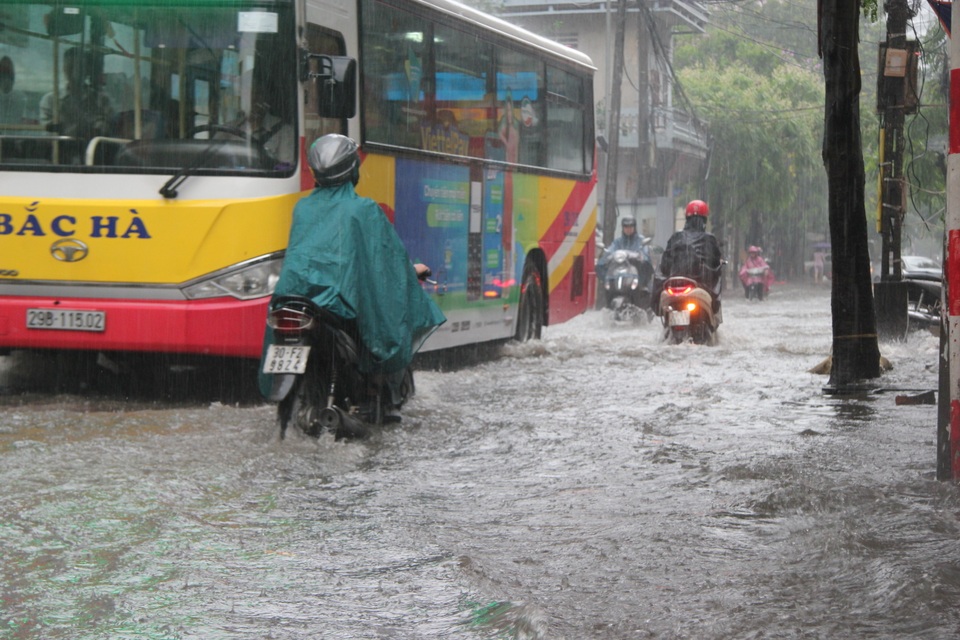 Hà Nội: Mưa lớn, nhiều tuyến phố ngập sâu trong nước - 8 Hà Nội: Mưa lớn, nhiều tuyến phố ngập sâu trong nước - 8