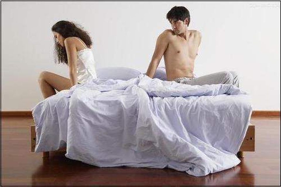 Khó hiểu vì chồng cơ bắp cuồn cuộn, hì hục xoa bóp mà vợ vẫn say mê chat với trai còm - 2 Khó hiểu vì chồng cơ bắp cuồn cuộn, hì hục xoa bóp mà vợ vẫn say mê chat với trai còm - 2