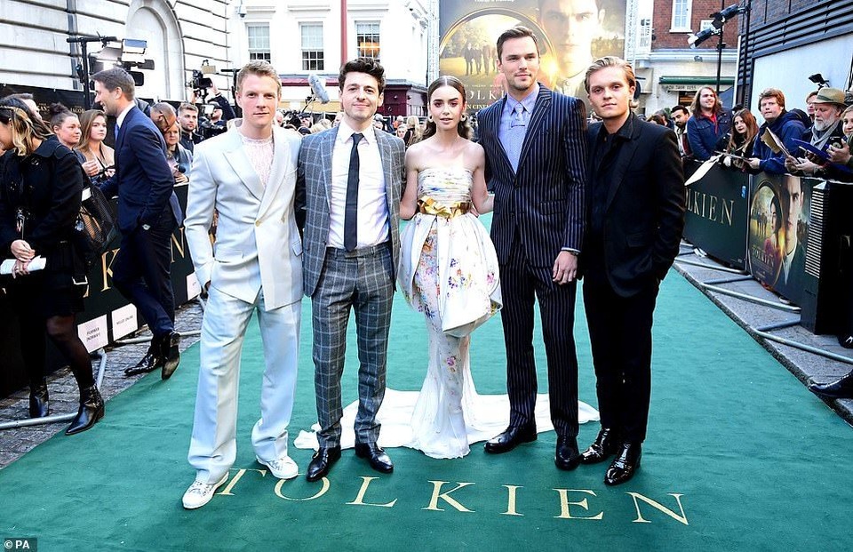 Lily Collins xinh đẹp như công chúa - 10