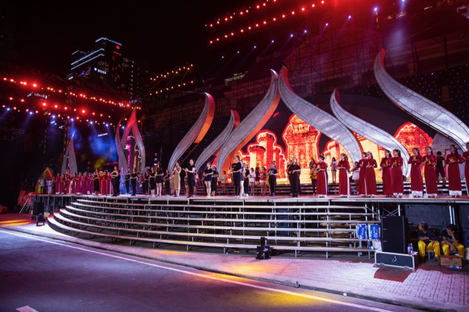 Tất cả đã sẵn sàng cho đêm nghệ thuật Trầm hương Khánh Hòa... - 1 Tất cả đã sẵn sàng cho đêm nghệ thuật Trầm hương Khánh Hòa... - 1