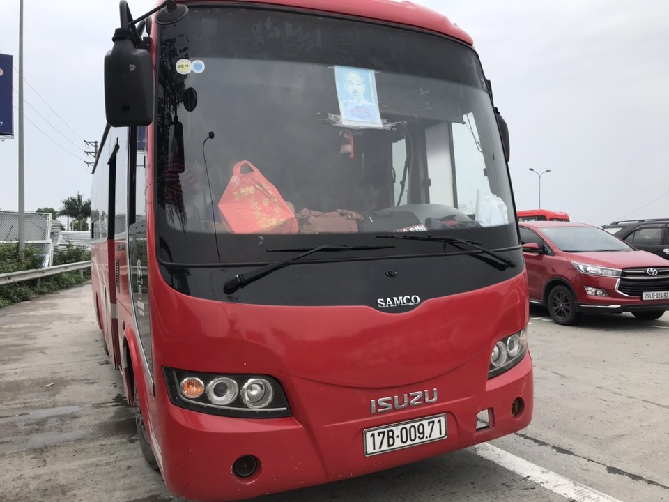 Xe 45 chỗ “nhồi nhét” 104 người từ Thanh Hóa về Hà Nội sau nghỉ lễ - 2 Xe 45 chỗ “nhồi nhét” 104 người từ Thanh Hóa về Hà Nội sau nghỉ lễ - 2