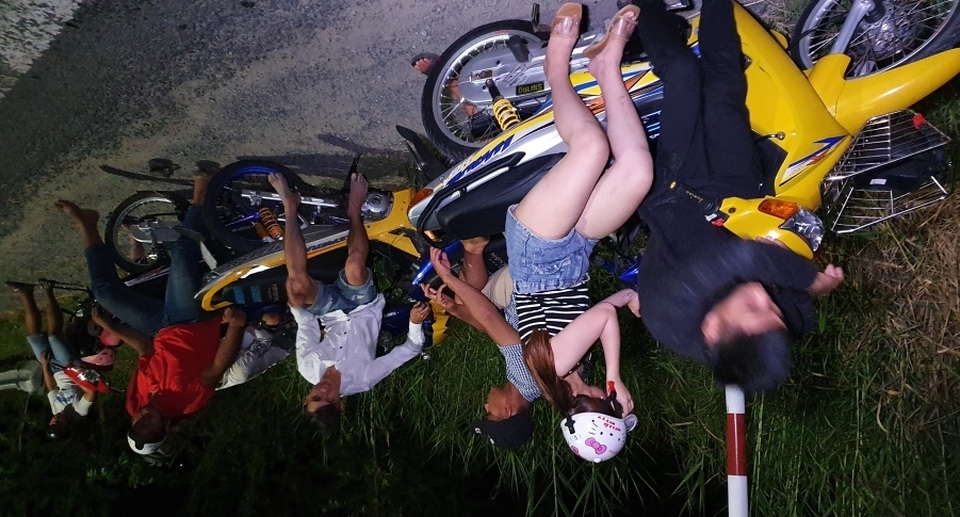 Phục kích hàng trăm quái xế chuyên nghiệp tụ tập đua xe trong đêm - 2