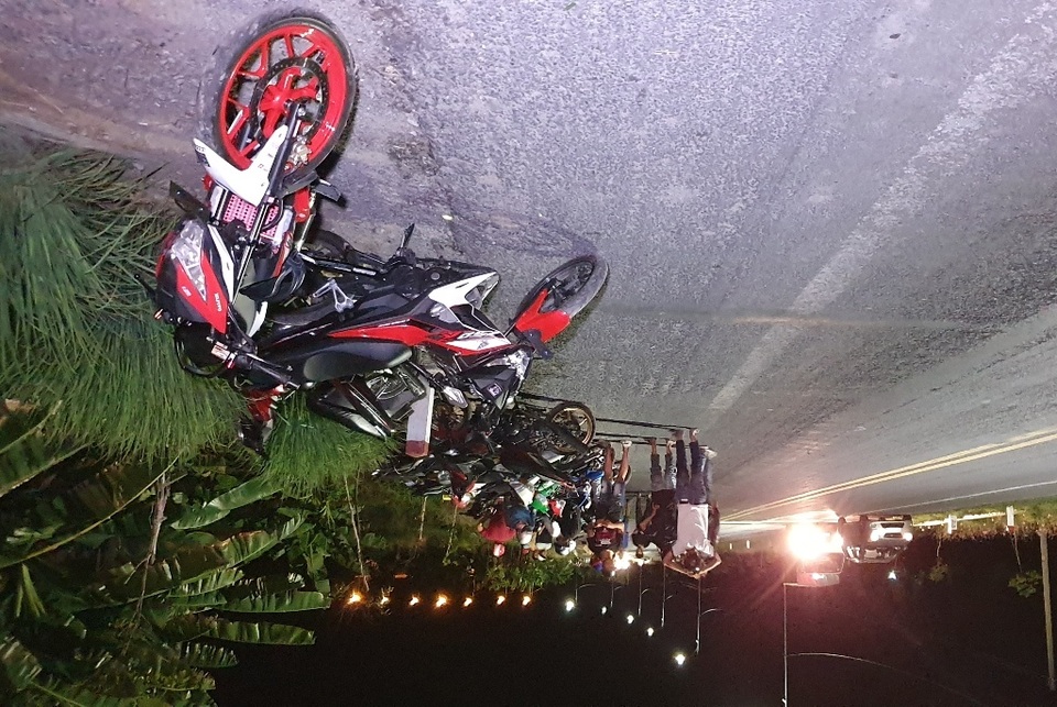 Phục kích hàng trăm quái xế chuyên nghiệp tụ tập đua xe trong đêm - 1