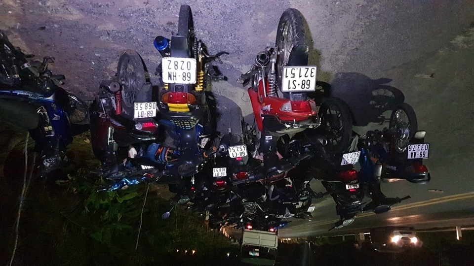 Phục kích hàng trăm quái xế chuyên nghiệp tụ tập đua xe trong đêm - 5