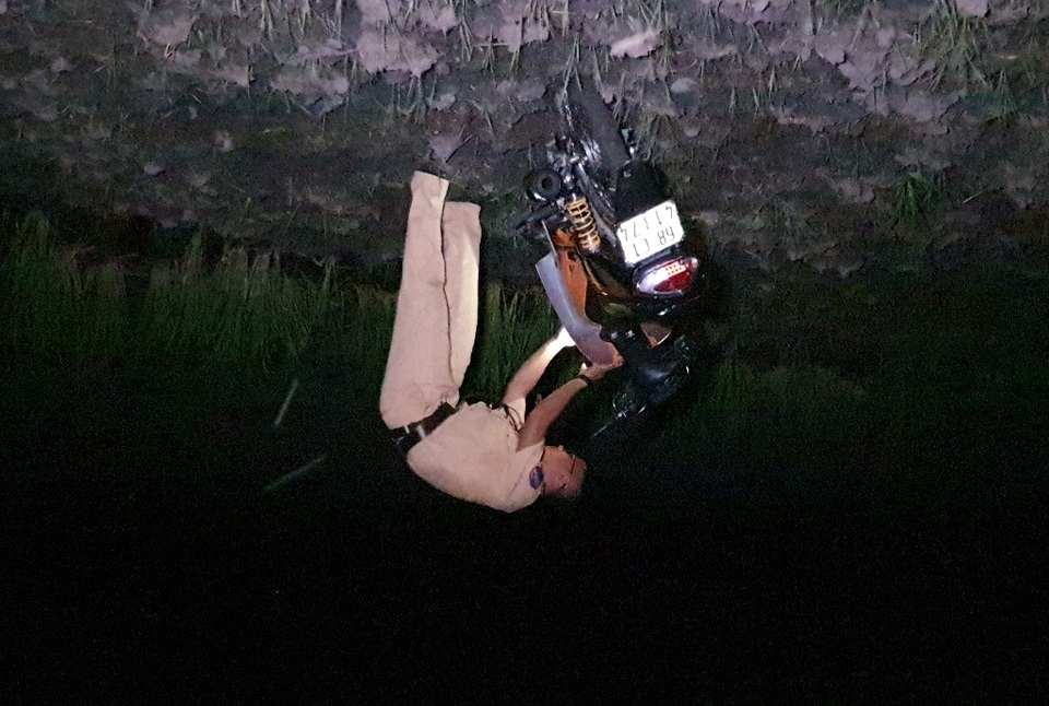 Phục kích hàng trăm quái xế chuyên nghiệp tụ tập đua xe trong đêm - 4