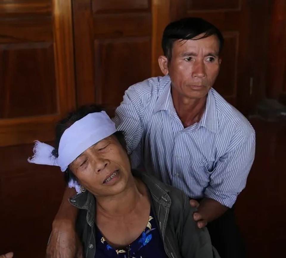 Sản phụ tử vong sau ca mổ, người nhà vây bệnh viện yêu cầu làm rõ - 1 Sản phụ tử vong sau ca mổ, người nhà vây bệnh viện yêu cầu làm rõ - 1