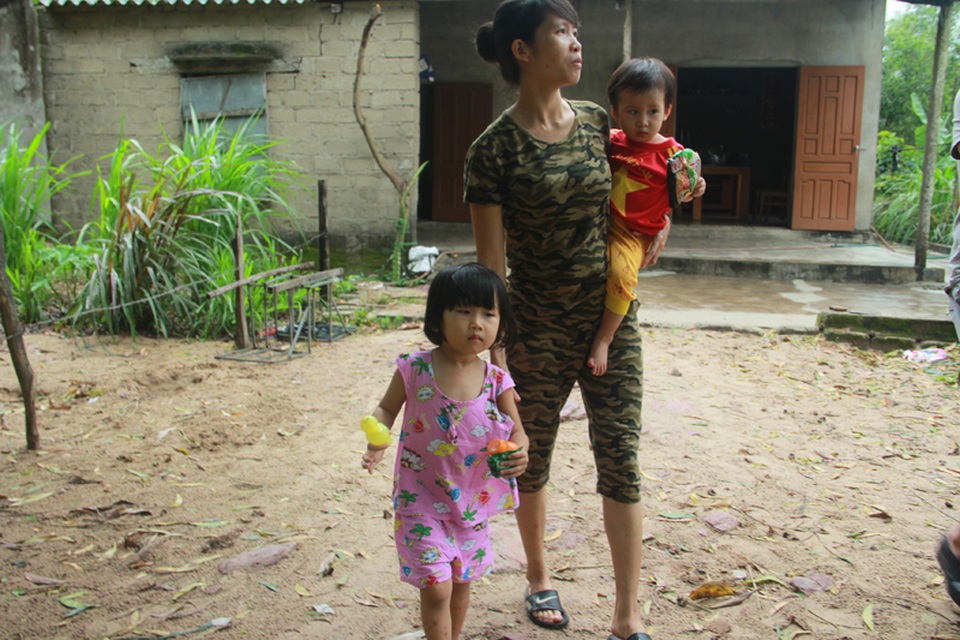 Tuổi thơ không lành lặn của 2 bé miền quê nghèo Hà tĩnh, nguy cơ mù vĩnh viễn - 8 Tuổi thơ không lành lặn của 2 bé miền quê nghèo Hà tĩnh, nguy cơ mù vĩnh viễn - 8