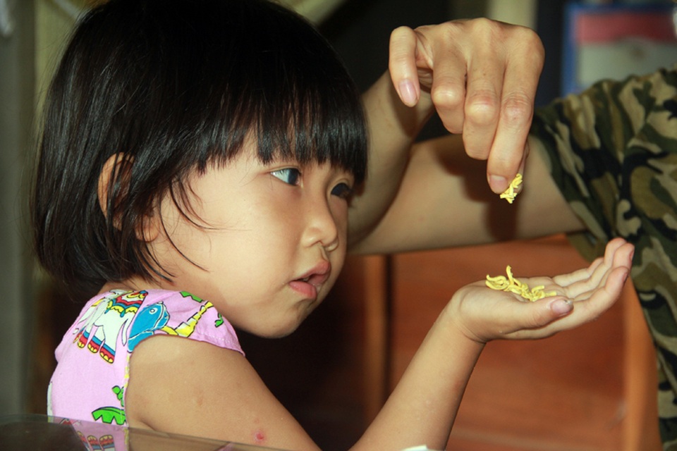 Tuổi thơ không lành lặn của 2 bé miền quê nghèo Hà tĩnh, nguy cơ mù vĩnh viễn - 1 Tuổi thơ không lành lặn của 2 bé miền quê nghèo Hà tĩnh, nguy cơ mù vĩnh viễn - 1