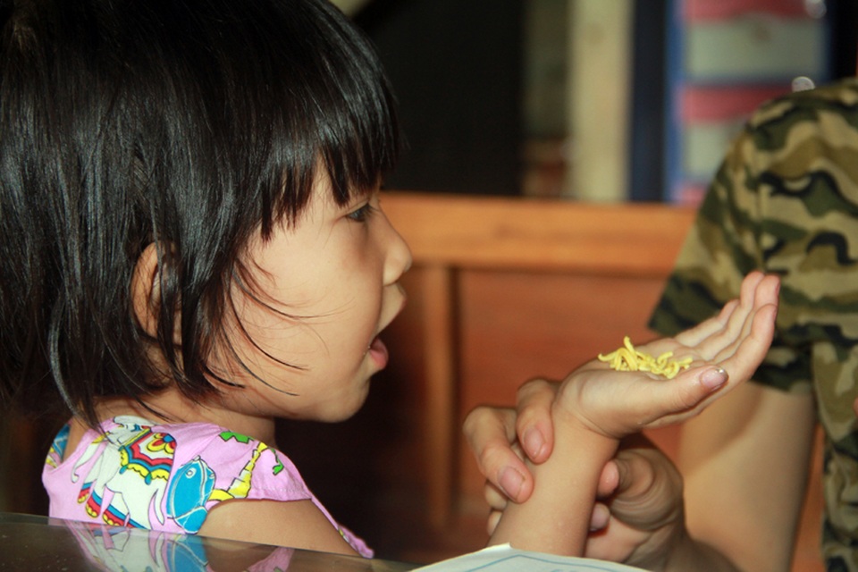 Tuổi thơ không lành lặn của 2 bé miền quê nghèo Hà tĩnh, nguy cơ mù vĩnh viễn - 2 Tuổi thơ không lành lặn của 2 bé miền quê nghèo Hà tĩnh, nguy cơ mù vĩnh viễn - 2