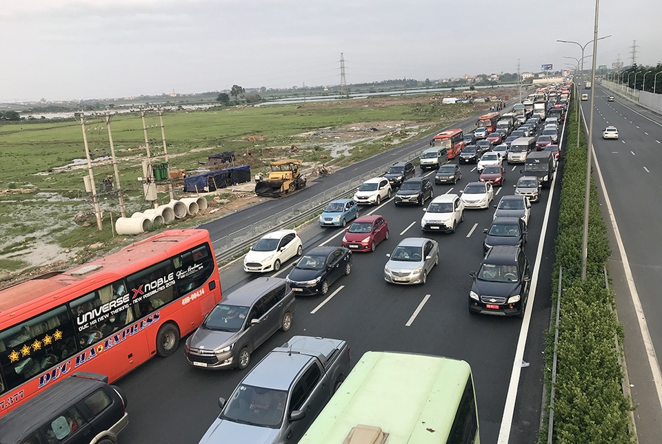 Hà Nội: Ùn tắc nghiêm trọng trên cao tốc Pháp Vân - Cầu Giẽ - 2 Hà Nội: Ùn tắc nghiêm trọng trên cao tốc Pháp Vân - Cầu Giẽ - 2